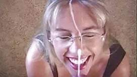 Hai con chó cái xem  ...