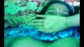 Con gái nắm tay đánh ...