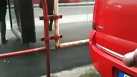 Cô đặt một bộ xương  ...