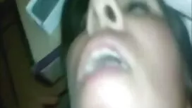 Người đàn ông trẻ đứ ...