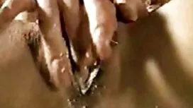 Cô gái nhỏ đá và bắn ...
