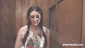 Cô gái tóc vàng ngườ ...