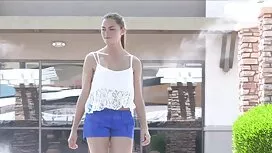 Người đàn ông đưa cắ ...