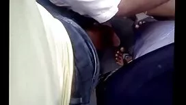 Cô ấy cưỡi trên tay  ...