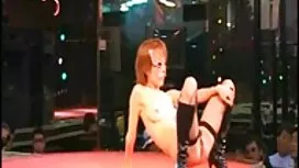 Các mông va chạm với ...