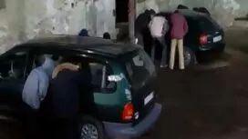 Hai người đàn ông đề ...