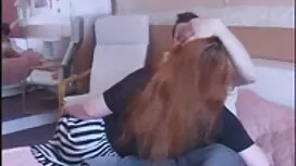 Cô gái tóc vàng tạo  ...